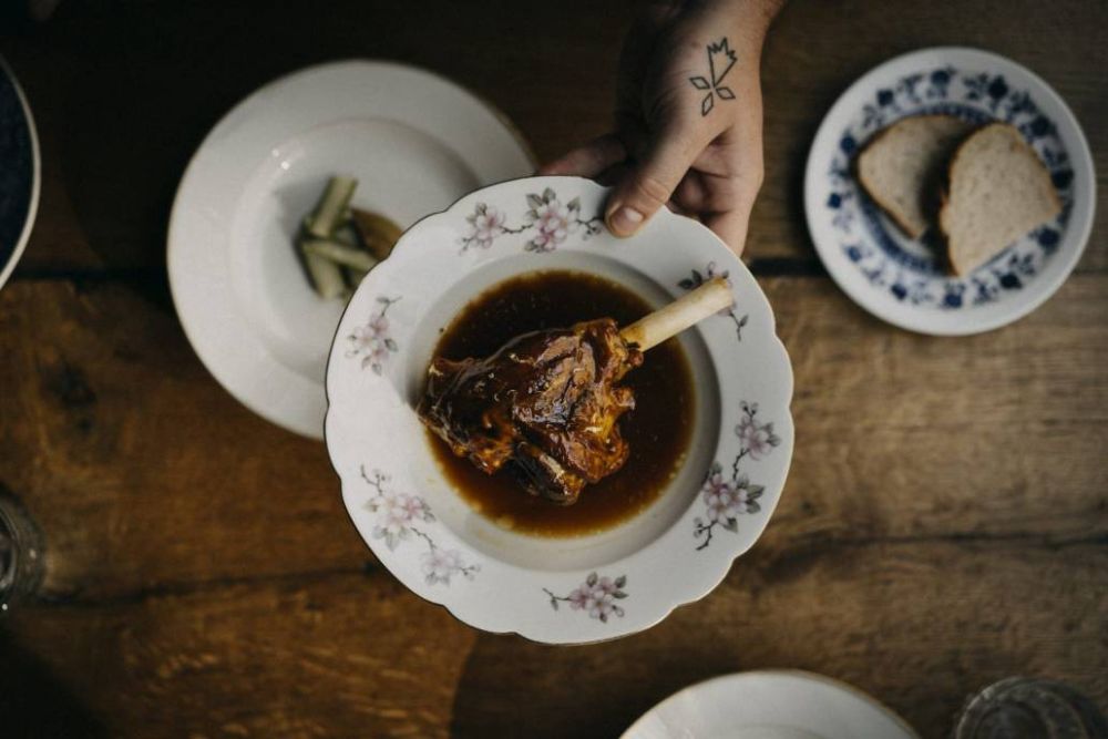 Heerlijk gerecht gepresenteerd op een smaakvolle wijze, bereid met verse ingrediënten bij restaurant Klein BREDA